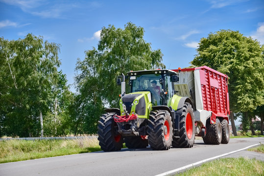 Gef&auml;hrlich - landwirtschaftlicher Verkehr auf engen Stra&szlig;en