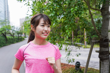 Fototapeta premium ランニングをする女性