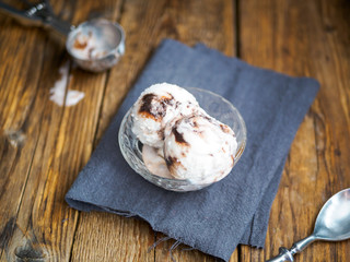 Eiscreme in einer Glasschale