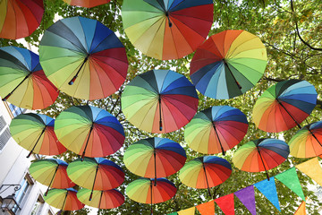Fototapeta na wymiar Parapluies arc-en-ciel 