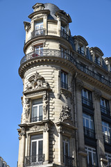 Fototapeta na wymiar Immeuble à tourelle et cariatides à Paris, France