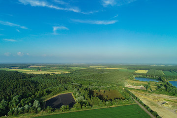 Fototapeta na wymiar Luftaufnahme von Feldern Landschaftsaufnahme