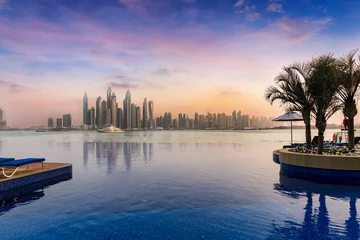 Foto auf Alu-Dibond Blick auf Dubai Marina bei Sonnenuntergang mit einem Swimming Pool im Vordergrund © moofushi