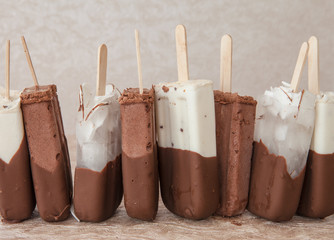 Eis am Stiel mit Schokolade