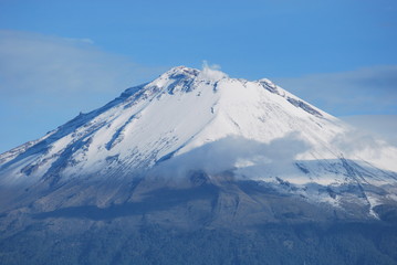 Fototapeta na wymiar volcan popocatepelt nevado