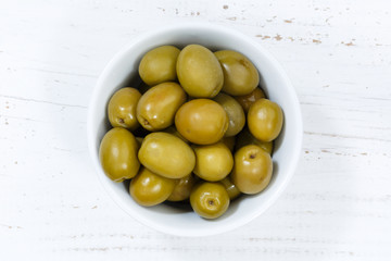 Oliven grün Olive von oben Holzbrett