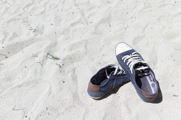 Naklejka premium Einsame Schuhe am Strand
