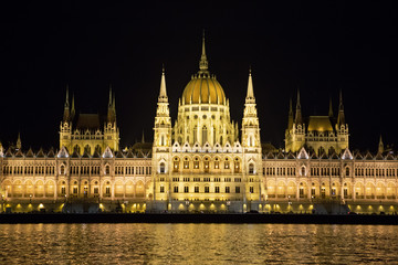 Fototapeta na wymiar Parliament Building and river Danube at Night
