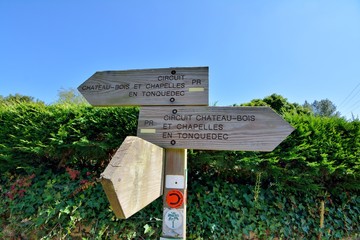 Panneau indicateur pour les randonneurs sur le circuit de randonnée de Tonquédec en Bretagne
