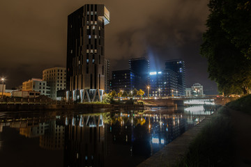 Fototapeta premium Vue de nuit sur la Tour Elithis Danube et l'éco-quartier Danube de Strasbourg