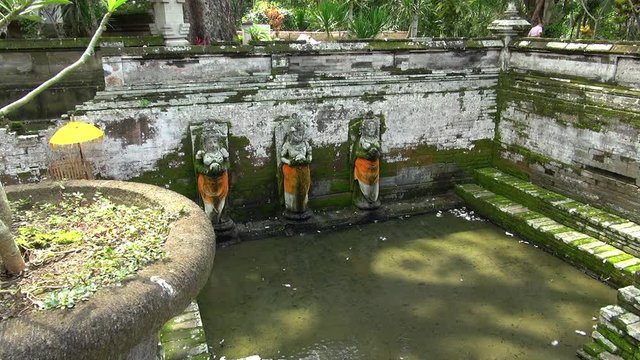 Panning: Buddhas In The Goa Gajah Temple In Bali