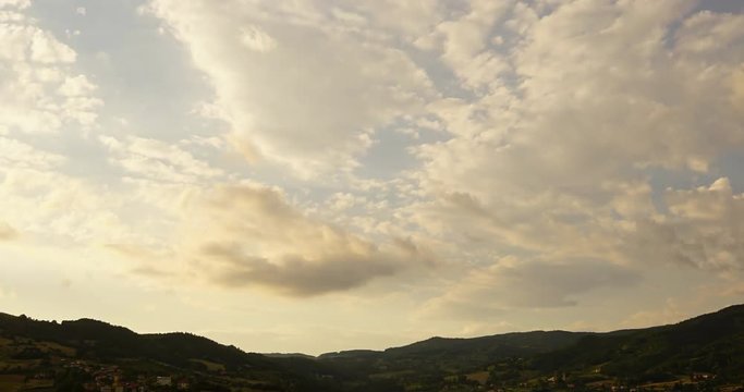 Borgo val di taro al tramonto