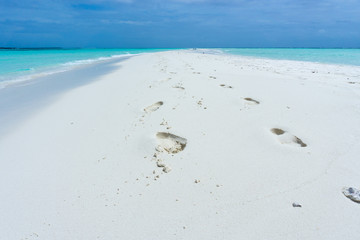 Fußabdrücke an weißer Sandbank mit türkisem Meer 1