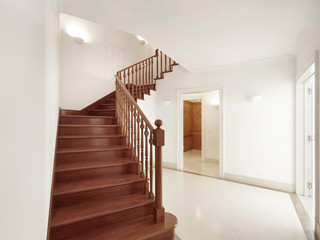Interior de casa entrada com escada 