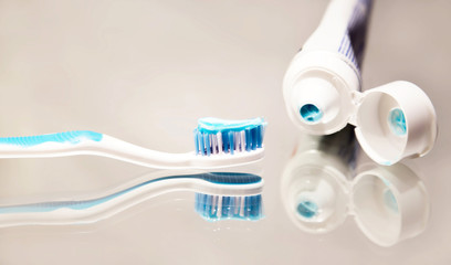 la brosse à dent bleue