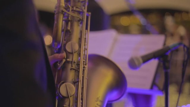 Saxof&oacute;n y partituras en evento