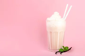 Foto auf Acrylglas Milchshake Glas mit Vanillemilchshake auf farbigem Hintergrund