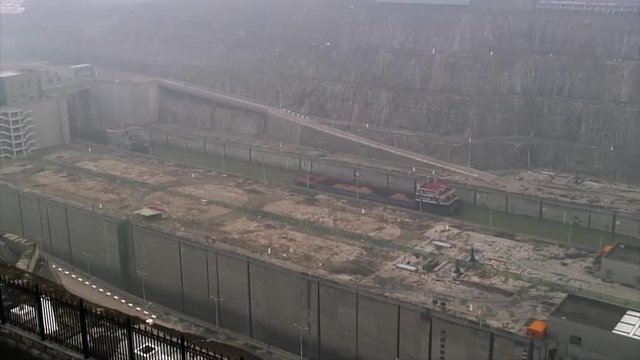 Zoom-In: Barges Passing Through 3 Gorges Dam
