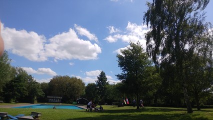 Parco urbano con piscina