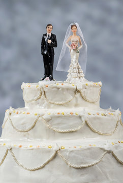 Corny wedding cake that symbolizes the commitment to love one another
