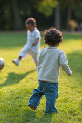 Obraz premium Little boy watchen kid playing with soccer ball