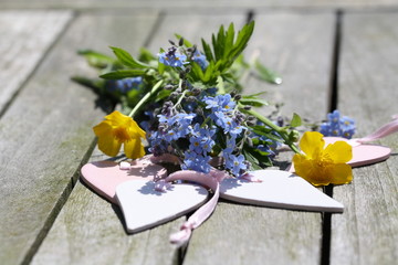 blau, vergissmeinicht, gelb, blumen, herzen, holztisch, liegen