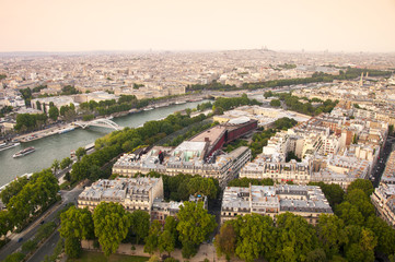 Fototapeta na wymiar Paris Eyfel kulesinden akşam manzarası