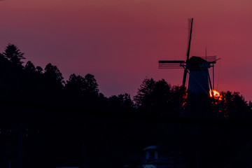 夕日に染まる長沼オランダ風車