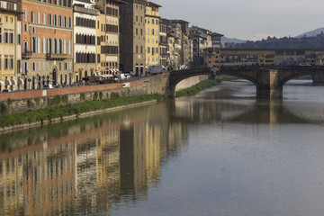 Obraz na płótnie Canvas Renaissance building on Florence riverbank, with an historic bridge