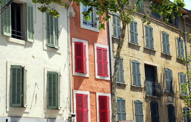 Fototapeta premium Façades colorées, volets rouges et verts, Ville de Salon de Provence, département des Bouches-du-Rhône, France