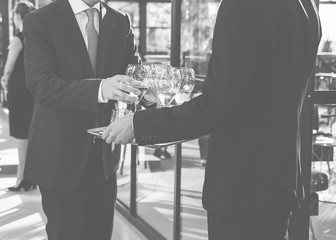 cameriere offre vino bianco 