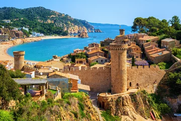 Fotobehang Tossa de Mar, zandstrand en oude stadsmuren, Catalonië, Spanje © Boris Stroujko