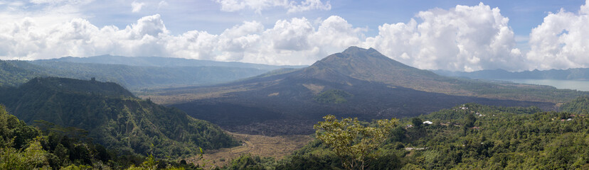 Fototapeta premium Panoramiczny widok wulkanu Batur z zamarzniętą czarną lawą w pogodny dzień