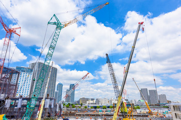 Naklejka premium 横浜の高層マンションと建設現場 Construction work of high-rise building