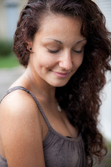 junge Frau im Regen Portrait