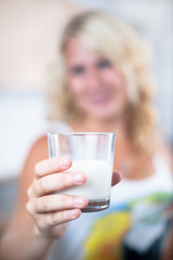 junges Mädchen mit einem Glas Milch in der Küche