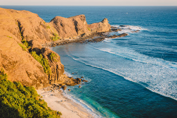 Obraz premium Tropical beach with sea and rocky cape in island