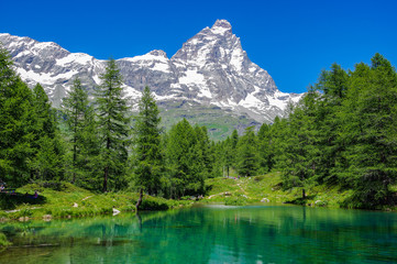 Fototapeta na wymiar Blue Sky, Blue Lake and Matterhorn on holiday.
