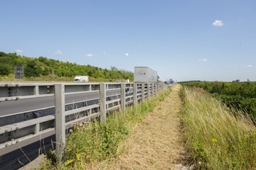 Fototapeta premium weg neben autobahn gtrennt durch leitplanke