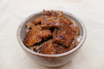 牛カルビ焼肉丼 