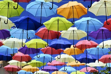 Fototapeta na wymiar разноцветные зонты в небе 