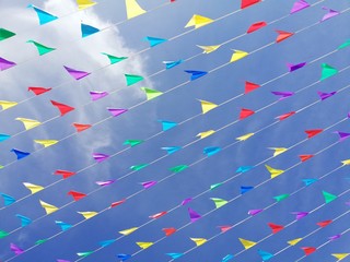 Bandierine colorate con cielo azzurro e  nuvole, colored flags with blue sky and cloud