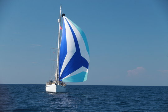 Voilier sur la m&eacute;diterran&eacute;e 