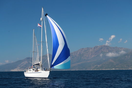 Voilier sur la m&eacute;diterran&eacute;e 