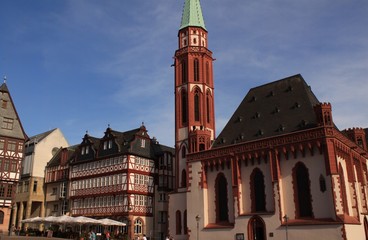 Fototapeta na wymiar Frankfurt am Main; Alte Nikolaikirche und Schwarzer Stern am Römerberg