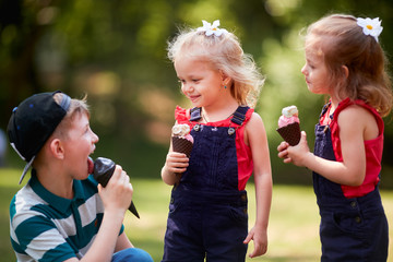 The small children eating ice creams