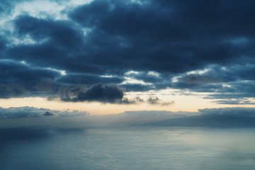 Fototapeta na wymiar Clouds and the ocean