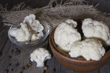 Fototapeta na wymiar Fresh organic cauliflower in a bowl on wooden background