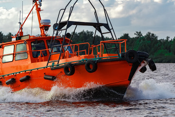 Obraz premium Orange pilot boat in action