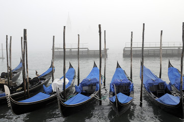Gondeln im Nebel  am Markusplatz, hinten San Giorgio, Venedig, Venetien, Italien, Europa